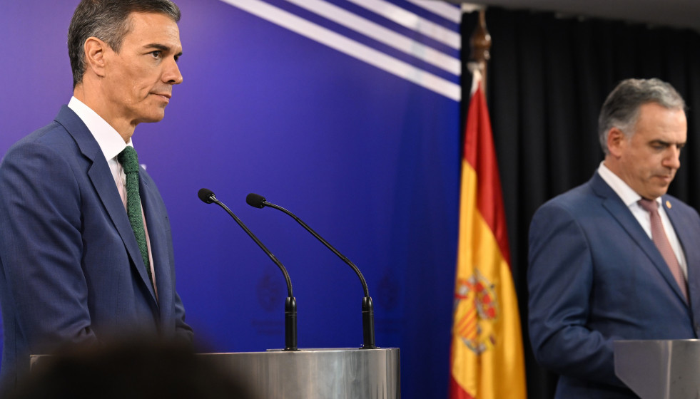 Archivo - El presidente del Gobierno, Pedro Sánchez (i) y el presidente de la República Oriental del Uruguay, Yamandú Orsi (d), ofrecen una rueda de prensa, en Torre Ejecutiva, sede de la Presidenc