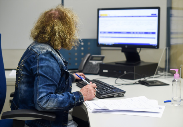 Archivo - (Foto de ARCHIVO) Una empleada pública durante su jornada laboral, en la oficina de la Agencia Estatal de la Administración Tributaria