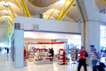 Archivo - Tiendas en la terminal T4 de Barajas