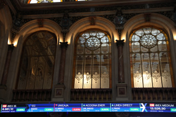 Archivo - Valores del Ibex 35 en el Palacio de la Bolsa, a 29 de septiembre de 2021, en Madrid, (España).