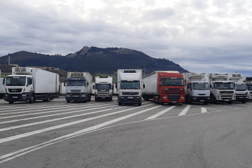 Archivo - Camiones aparcados