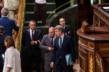 El presidente del PP, Alberto Núñez Feijóo (d) y el secretario general del Partido Popular, Miguel Tellado (c), a su salida de una sesión plenaria en el Congreso, a 28 de abril de 2026, en Madrid 