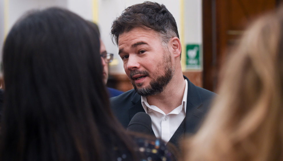 Archivo - El portavoz de ERC en el Congreso, Gabriel Rufián, en los pasillos del Congreso