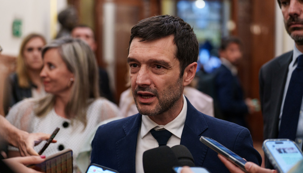 El ministro de Derechos Sociales, Consumo y Agenda 2030, Pablo Bustinduy, atiende a los medios de comunicación tras una sesión plenaria en el Congreso, a 28 de abril de 2026, en Madrid (España). El