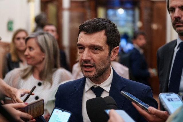 El ministro de Derechos Sociales, Consumo y Agenda 2030, Pablo Bustinduy, atiende a los medios de comunicación tras una sesión plenaria en el Congreso, a 28 de abril de 2026, en Madrid (España). El Pleno del Congreso debatirá y votará este martes, 28 de a