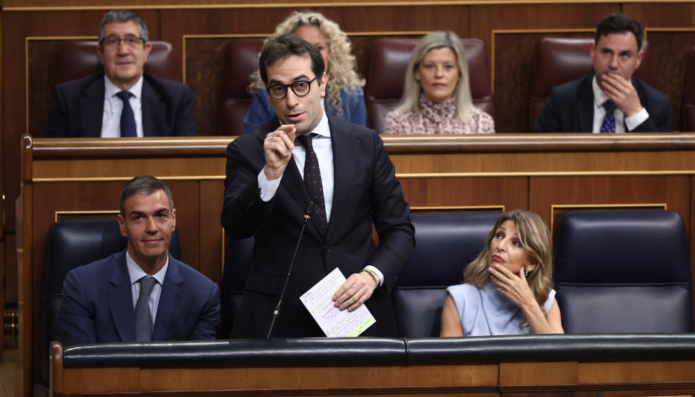 El vicepresidente y ministro de Economía, Carlos Cuerpo, durante una sesión plenaria en el Congreso, a 29 de abril de 2026, en Madrid (España).