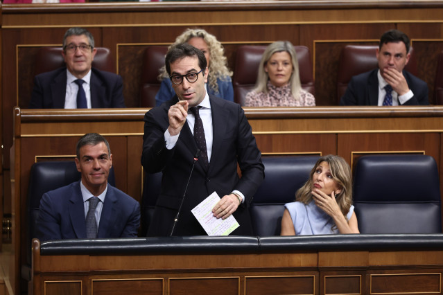 El vicepresidente y ministro de Economía, Carlos Cuerpo, durante una sesión plenaria en el Congreso, a 29 de abril de 2026, en Madrid (España).