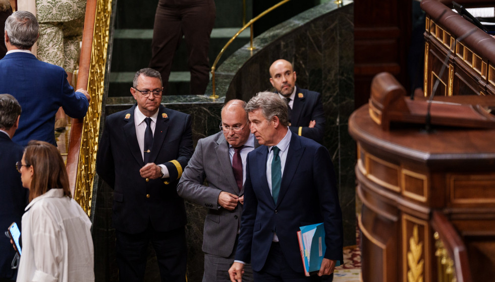 El presidente del PP, Alberto Núñez Feijóo (d) y el secretario general del Partido Popular, Miguel Tellado (c), a su salida de una sesión plenaria en el Congreso, a 28 de abril de 2026, en Madrid 