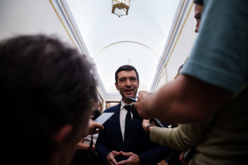 El ministro de Derechos Sociales, Consumo y Agenda 2030, Pablo Bustinduy, atiende a los medios de comunicación tras una sesión plenaria en el Congreso, a 28 de abril de 2026, en Madrid (España). El