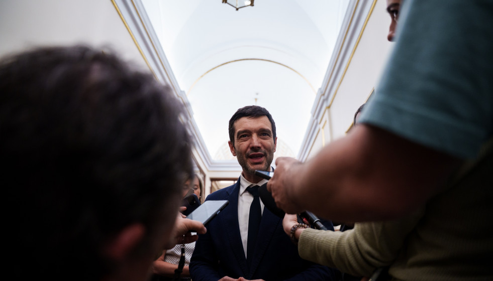 El ministro de Derechos Sociales, Consumo y Agenda 2030, Pablo Bustinduy, atiende a los medios de comunicación tras una sesión plenaria en el Congreso, a 28 de abril de 2026, en Madrid (España). El