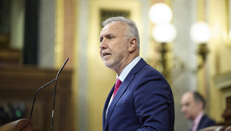 Archivo - El ministro de Política Territorial y Memoria Democrática, Ángel Víctor Torres, interviene durante una sesión plenaria en el Congreso de los Diputados