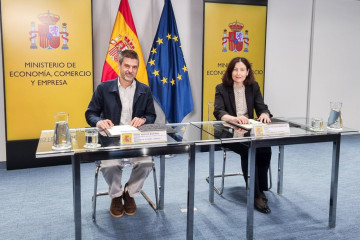 El secretario de Estado de Economía, Israel Arroyo, y la presidenta del Consejo General del Notariado, Concepción Pilar Barrio del Olmo