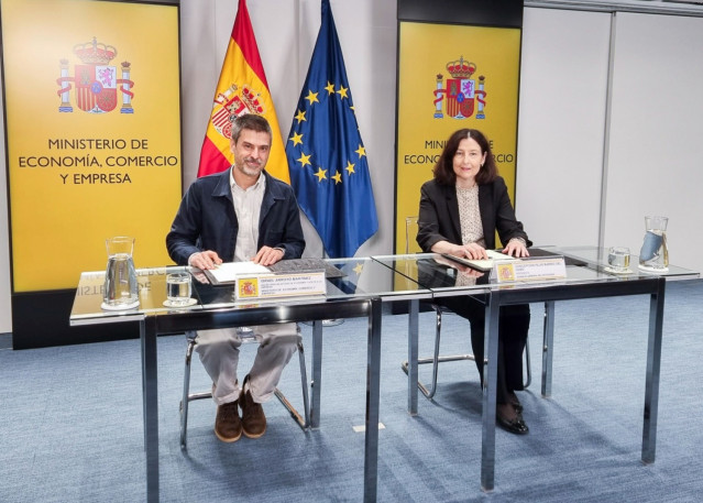 El secretario de Estado de Economía, Israel Arroyo, y la presidenta del Consejo General del Notariado, Concepción Pilar Barrio del Olmo