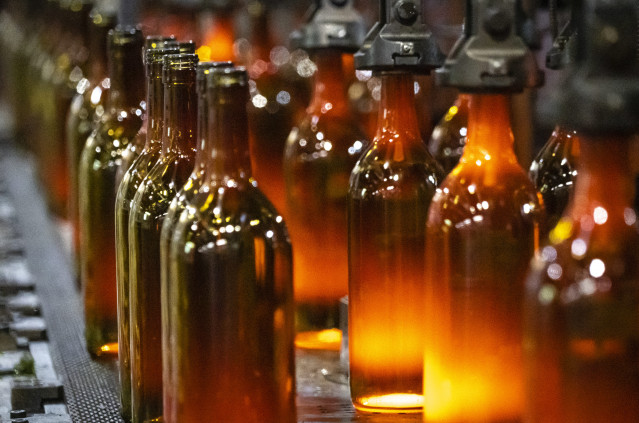 Archivo - Botellas de vidrio