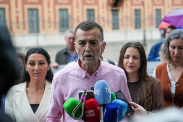 El candidato de Por Andalucía a la Junta y coordinador federal de IU, Antonio Maíllo, atiende a los medios en Sevilla.