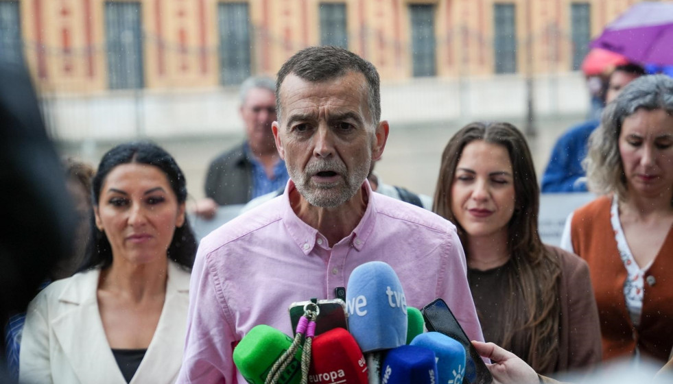 El candidato de Por Andalucía a la Junta y coordinador federal de IU, Antonio Maíllo, atiende a los medios en Sevilla.
