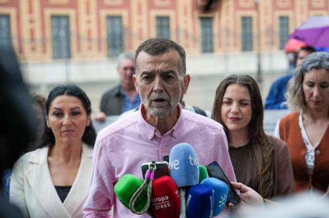 El candidato de Por Andalucía a la Junta y coordinador federal de IU, Antonio Maíllo, atiende a los medios en Sevilla.