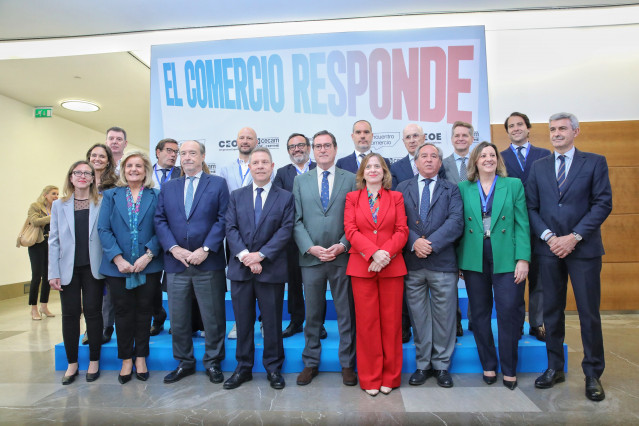 El presidente de Castilla-La Mancha, Emiliano García-Page (1 fila, 4i), el presidente de CEOE, Antonio Garamendi (1 fila, c), la secretaria de Estado de Comercio, Amparo López Senovilla (1 fila, 4d ) y el presidente de Cecam, Ángel Nicolás (1 fila, 3d), d