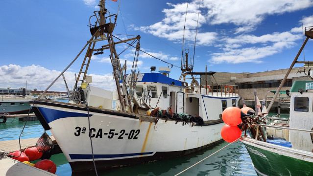 Archivo - Barco de pesca artesanal de la lonja de Conil de la Frontera (Cádiz)