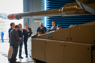 El consejero de Universidad, Investigación e Innovación de la Junta, José Carlos Gómez Villamandos, en Santa Bárbara Sistemas