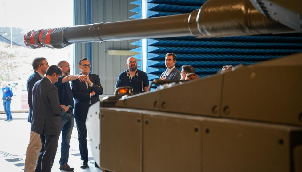 El consejero de Universidad, Investigación e Innovación de la Junta, José Carlos Gómez Villamandos, en Santa Bárbara Sistemas