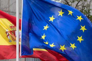 Archivo - La bandera de España y de la Unión Europea ondean en la Sede de la SEPI, a 7 de febrero de 2025, en Madrid (España).