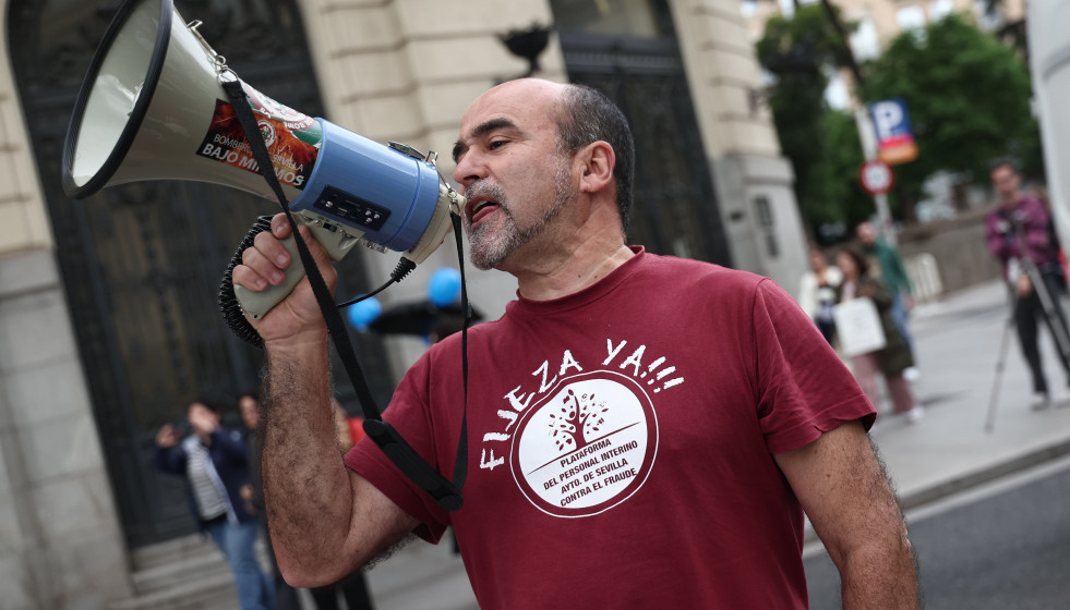 Varias personas con pancartas, durante una concentración para reclamar una reparación inmediata para los empleados públicos en situación de abuso de temporalidad, a 29 de abril de 2026, en Madrid 