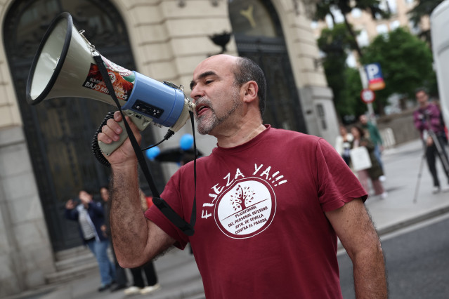 Varias personas con pancartas, durante una concentración para reclamar una reparación inmediata para los empleados públicos en situación de abuso de temporalidad, a 29 de abril de 2026, en Madrid (España)