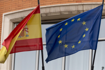 Archivo - Una bandera de la Unión Europea junto a una bandera de España, a 3 de enero de 2024, en Madrid (España).