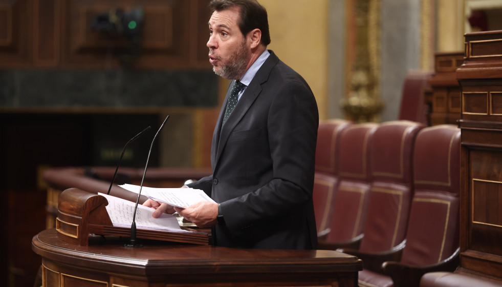 Archivo - El ministro de Transportes y Movilidad Sostenible, Óscar Puente, interviene durante una sesión de control al Gobierno, en el Congreso de los Diputados, a 25 de febrero de 202, en Madrid (E