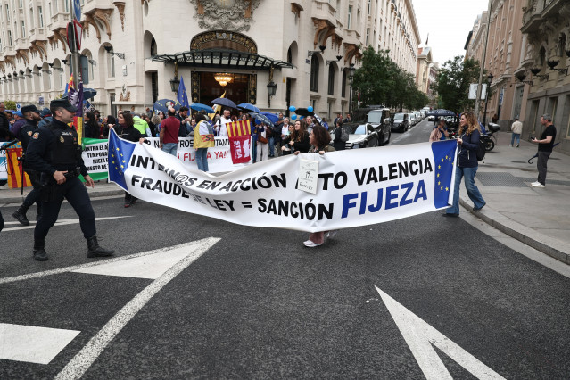 Varias personas con pancartas, durante una concentración para reclamar una reparación inmediata para los empleados públicos en situación de abuso de temporalidad, a 29 de abril de 2026, en Madrid (España).