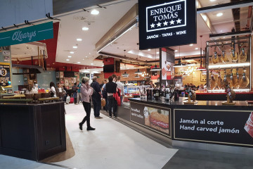 Archivo - Locales de restauración en el aeropuerto de Gran Canaria