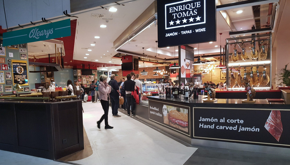 Archivo - Locales de restauración en el aeropuerto de Gran Canaria