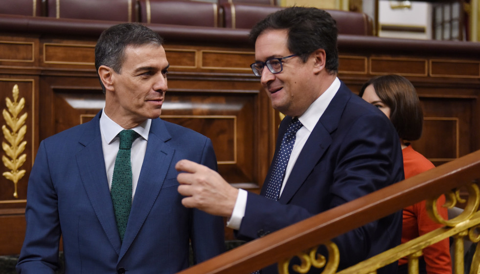 Archivo - El presidente del Gobierno, Pedro Sánchez, y el ministro para la Transformación Digital y de la Función Pública, Óscar López, en una imagen de archivo.