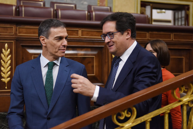 Archivo - El presidente del Gobierno, Pedro Sánchez, y el ministro para la Transformación Digital y de la Función Pública, Óscar López, en una imagen de archivo.