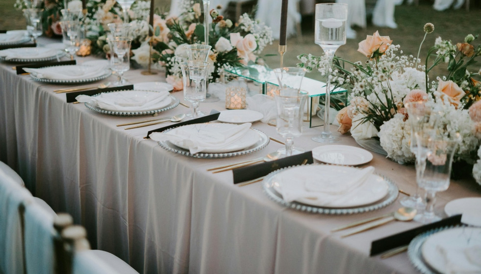 Archivo - Los grupos multiservicios superan los 13.200 millones de euros en 2025, un 6,3% más, según DBK Informa.