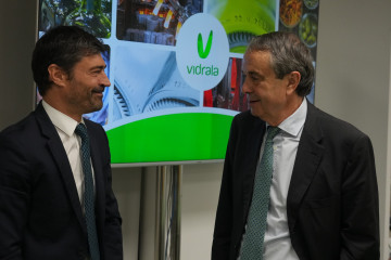 El presidente de Vidrala, Raúl Gómez (i), y el CEO de Vidrala, Carlos Delclaux (d), durante un encuentro previo a la Junta General de Accionistas de la compañía, a 29 de abril de 2026, en Bilbao, 