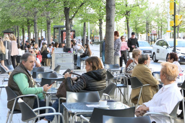 Gente en una terraza