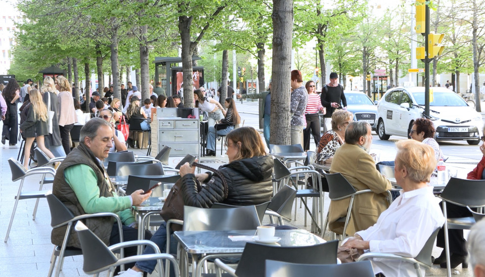 Gente en una terraza
