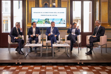 Turespaña y Aena reúnen a más de 90 destinos y 12 aerolíneas para impulsar la conectividad aérea internacional.