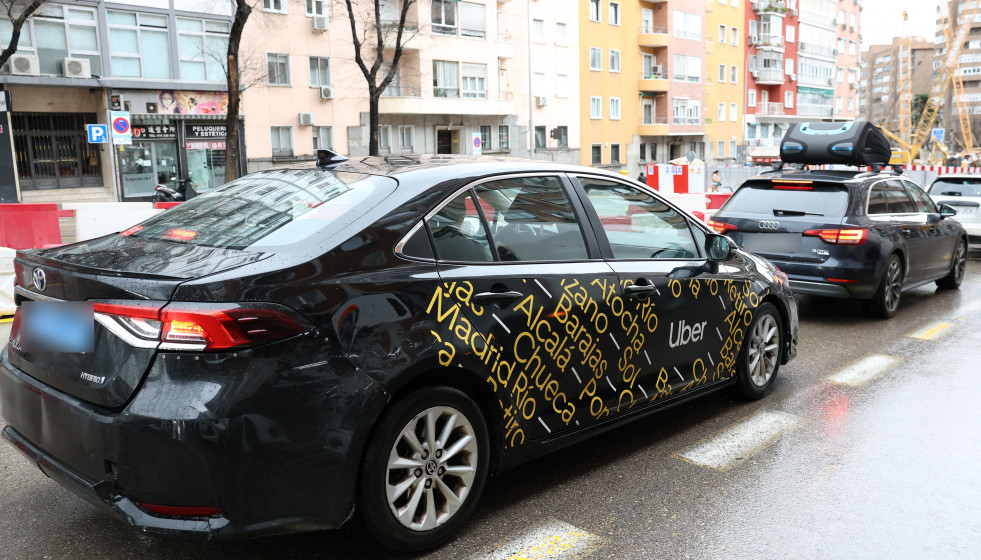 Archivo - Coche Uber circula por una calle, a 13 de febrero de 2026, en Madrid (España).