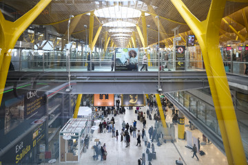 Viajeros en la Terminal T4 del Aeropuerto Adolfo Suárez Madrid-Barajas, a 30 de marzo de 2026, en Madrid (España).