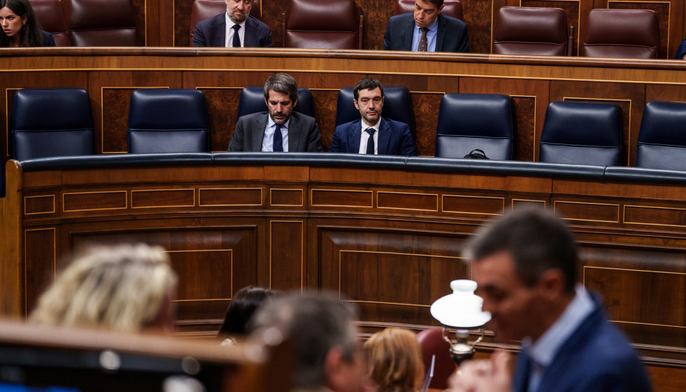 El ministro de Cultura, Ernest Urtasun (1i) y el ministro de Derechos Sociales, Consumo y Agenda 2030, Pablo Bustinduy (1d), durante una sesión plenaria en el Congreso, a 28 de abril de 2026, en Madr