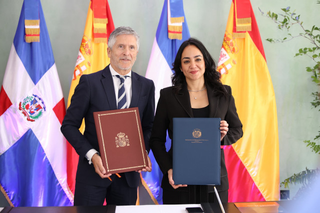 El ministro del interior, Fernando Grande-Marlaska, y su homóloga en República Dominicana, Faride Raful, firman un tratado bilateral con sobre cooperación en seguridad en la capital, anto Domingo, a miércoles 29 de abril de 2026.