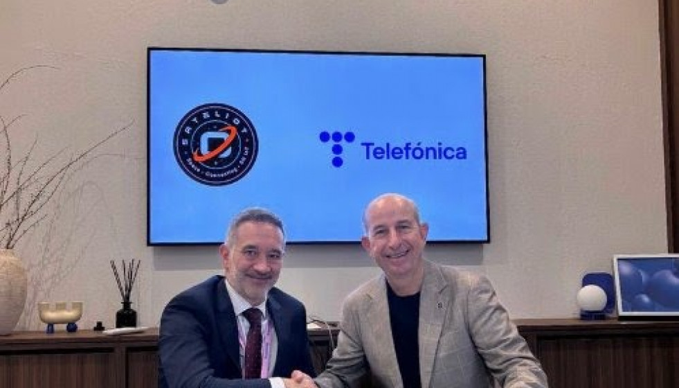 El director de Defensa y Seguridad en Telefónica España, Javier López, y el ceo y fundador de Sateliot, Jaume Sanpera