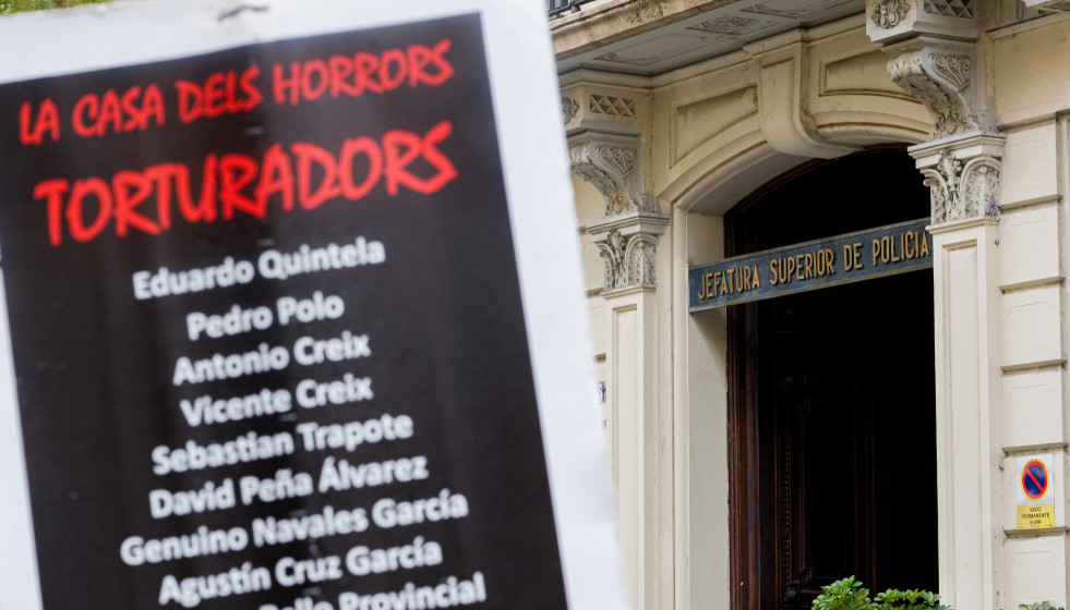 Archivo - Un cartel en una concentración convocada por ANC y Comissió de la Dignitat, frente a la Jefatura de Policía Nacional de Via Laietana.