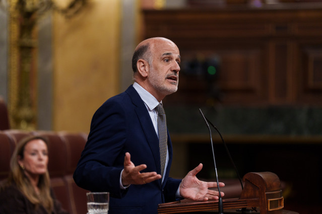 El diputado del Grupo Mixto Alberto Catalán Higueras interviene durante una sesión plenaria en el Congreso, a 28 de abril de 2026, en Madrid (España).