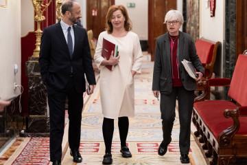 Archivo - Los socialistas Alfonso Rodríguez de Celis, Francina Armengol e Isaura Leal,  a su llegada a una reunión de la Mesa del Congreso