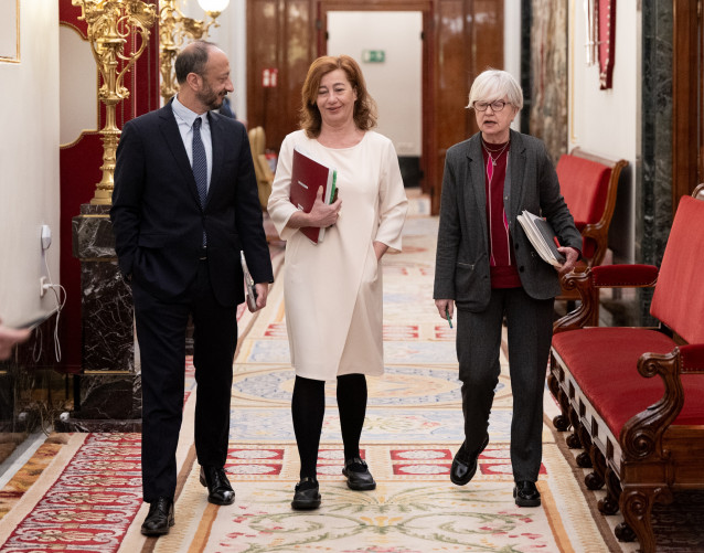 Archivo - Los socialistas Alfonso Rodríguez de Celis, Francina Armengol e Isaura Leal,  a su llegada a una reunión de la Mesa del Congreso
