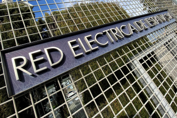 Archivo - Letrero del Grupo Red Eléctrica de España en su sede de Alcobendas